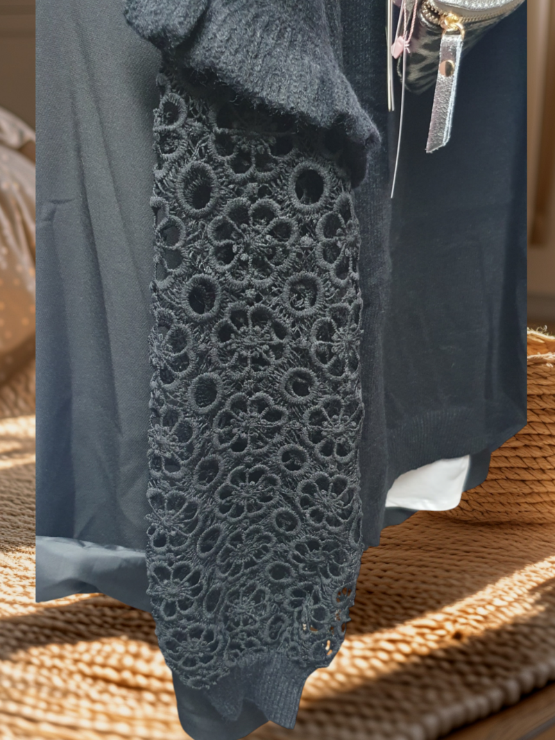Pull noire manches dentelles